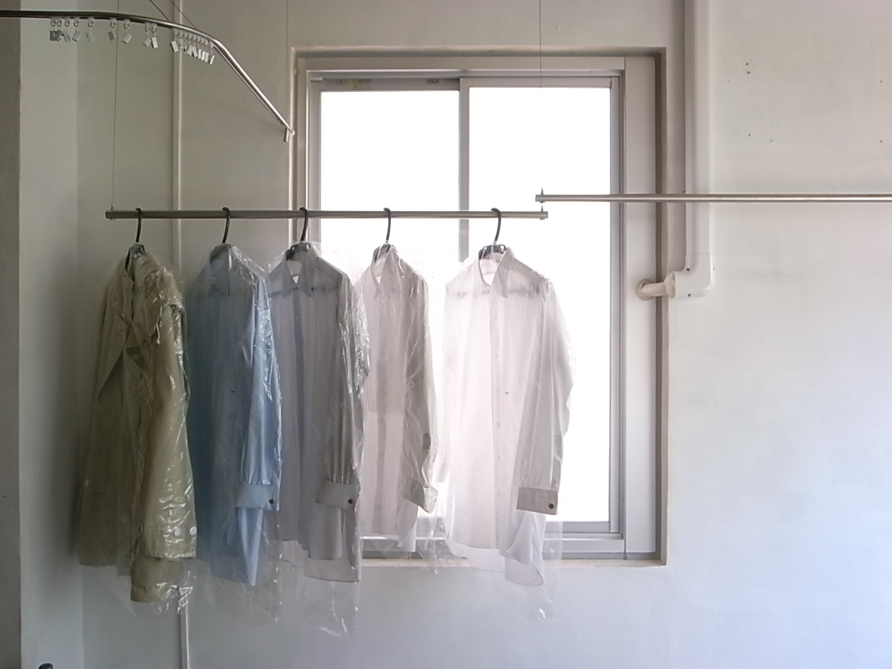 ラックは天井から吊り下げる仕様で見た目もすっきり