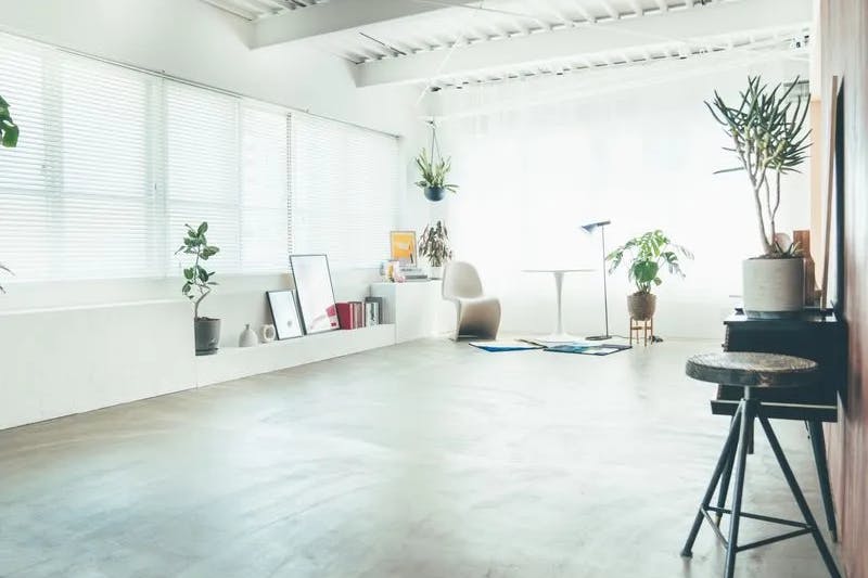 【中津駅9分】展示会や撮影に最適な自然光豊かな白とピンクを基調としたレンタルスペース