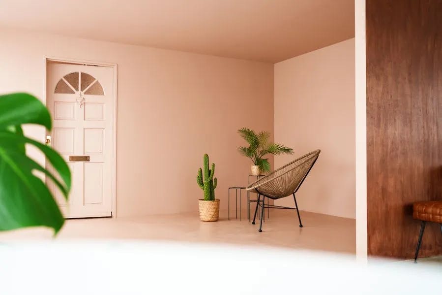 【中津駅9分】展示会や撮影に最適な自然光豊かな白とピンクを基調としたレンタルスペース