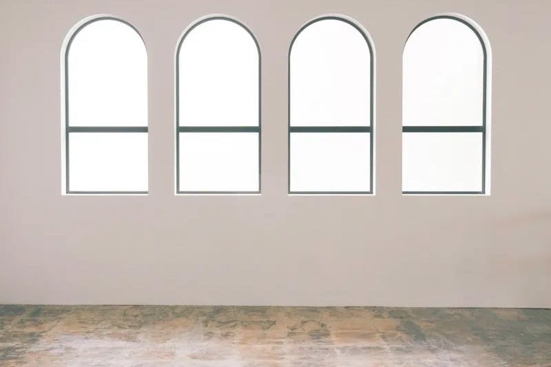 【中津駅9分】展示会や撮影に最適な自然光豊かな白とピンクを基調としたレンタルスペース