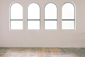 【中津駅9分】展示会や撮影に最適な自然光豊かな白とピンクを基調としたレンタルスペース