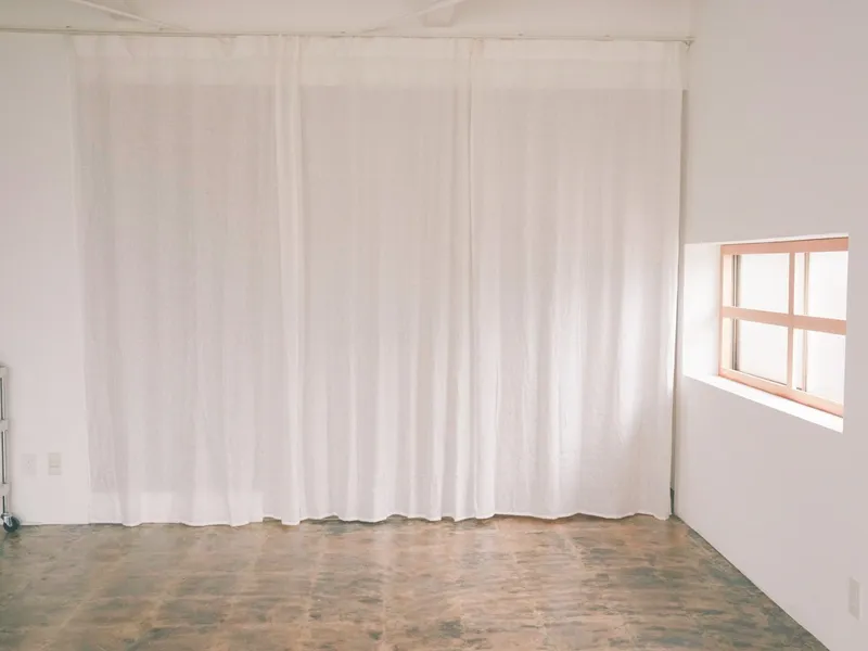 【中津駅9分】展示会や撮影に最適な自然光豊かな白とピンクを基調としたレンタルスペースの画像9