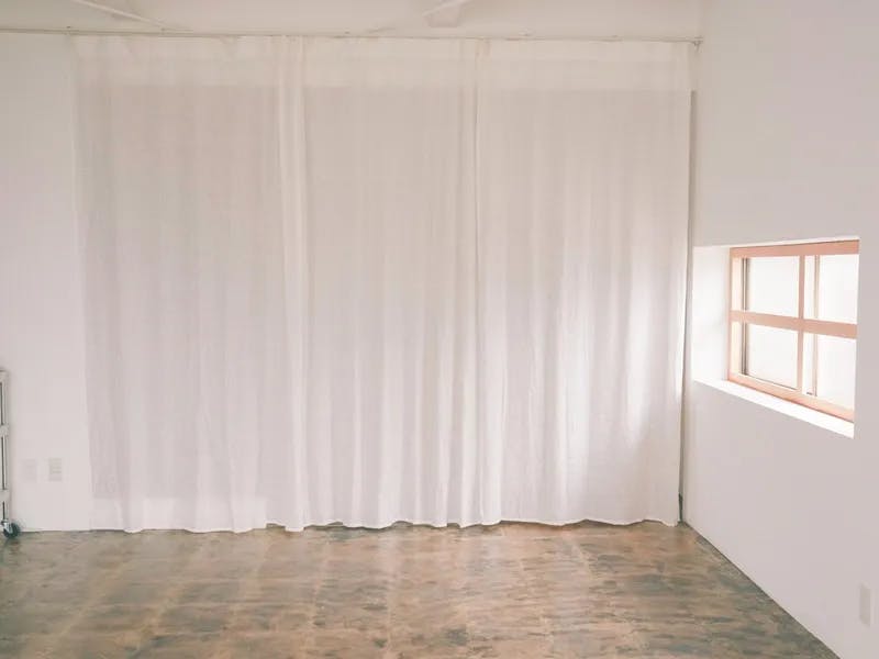 【中津駅9分】展示会や撮影に最適な自然光豊かな白とピンクを基調としたレンタルスペース