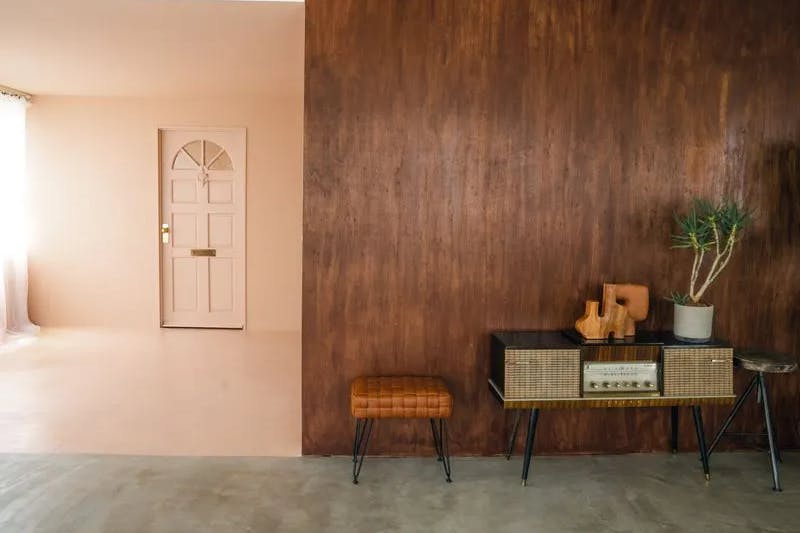 【中津駅9分】展示会や撮影に最適な自然光豊かな白とピンクを基調としたレンタルスペース