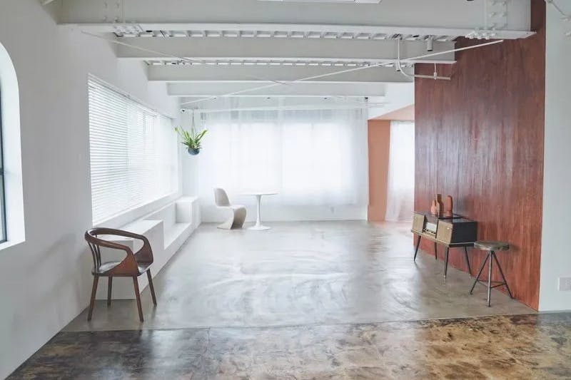 【中津駅9分】展示会や撮影に最適な自然光豊かな白とピンクを基調としたレンタルスペース