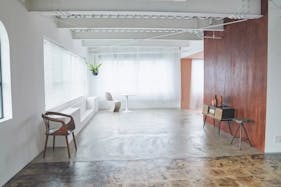 【中津駅9分】展示会や撮影に最適な自然光豊かな白とピンクを基調としたレンタルスペース