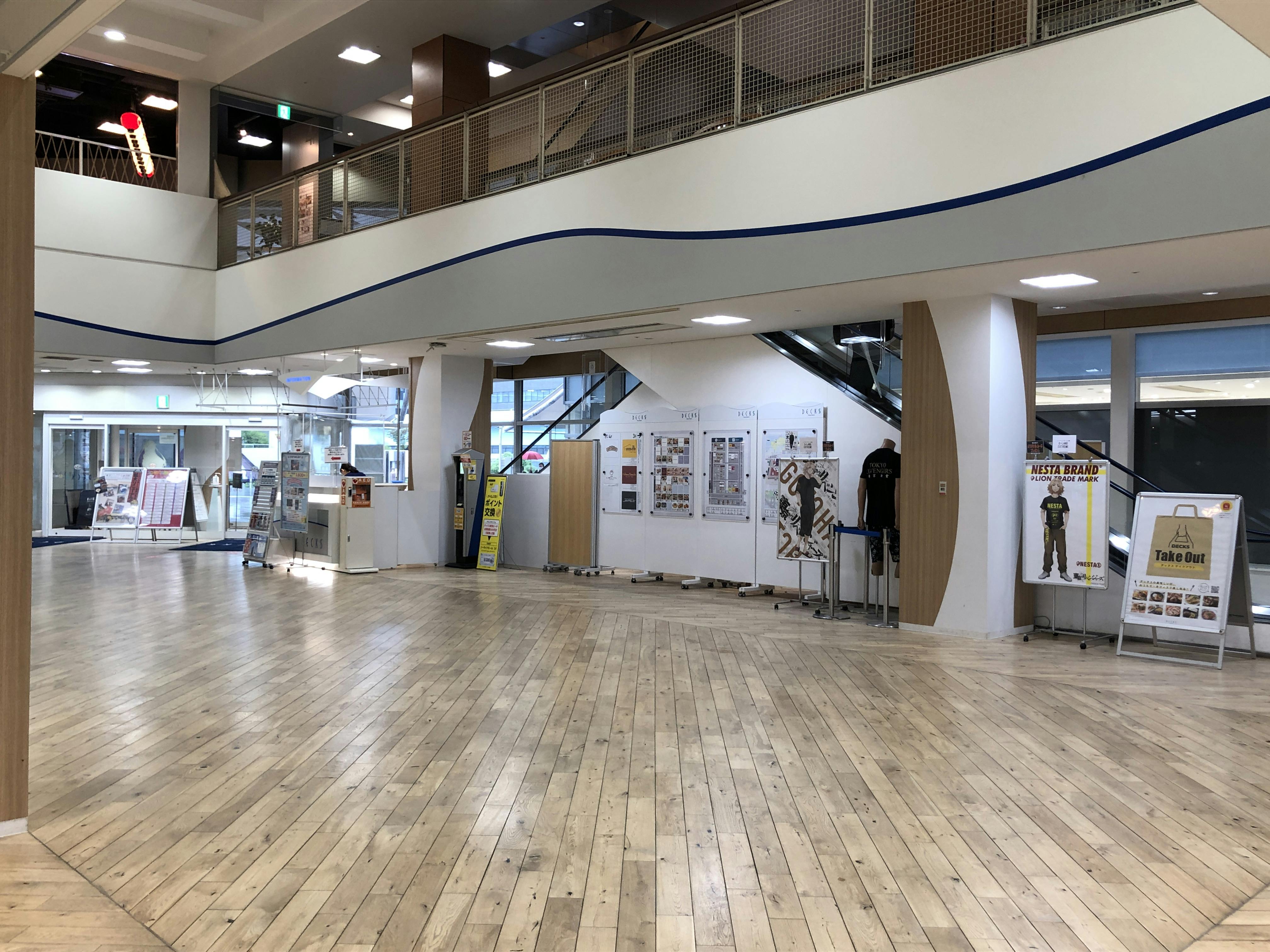 【デックス東京ビーチ】「デックス広場」大規模なプロモーションやパフォーマンスイベントに適した、施設内エントランスに位置するメインホールの画像