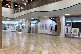 【デックス東京ビーチ】「デックス広場」大規模なプロモーションやパフォーマンスイベントに適した、施設内エントランスに位置するメインホール