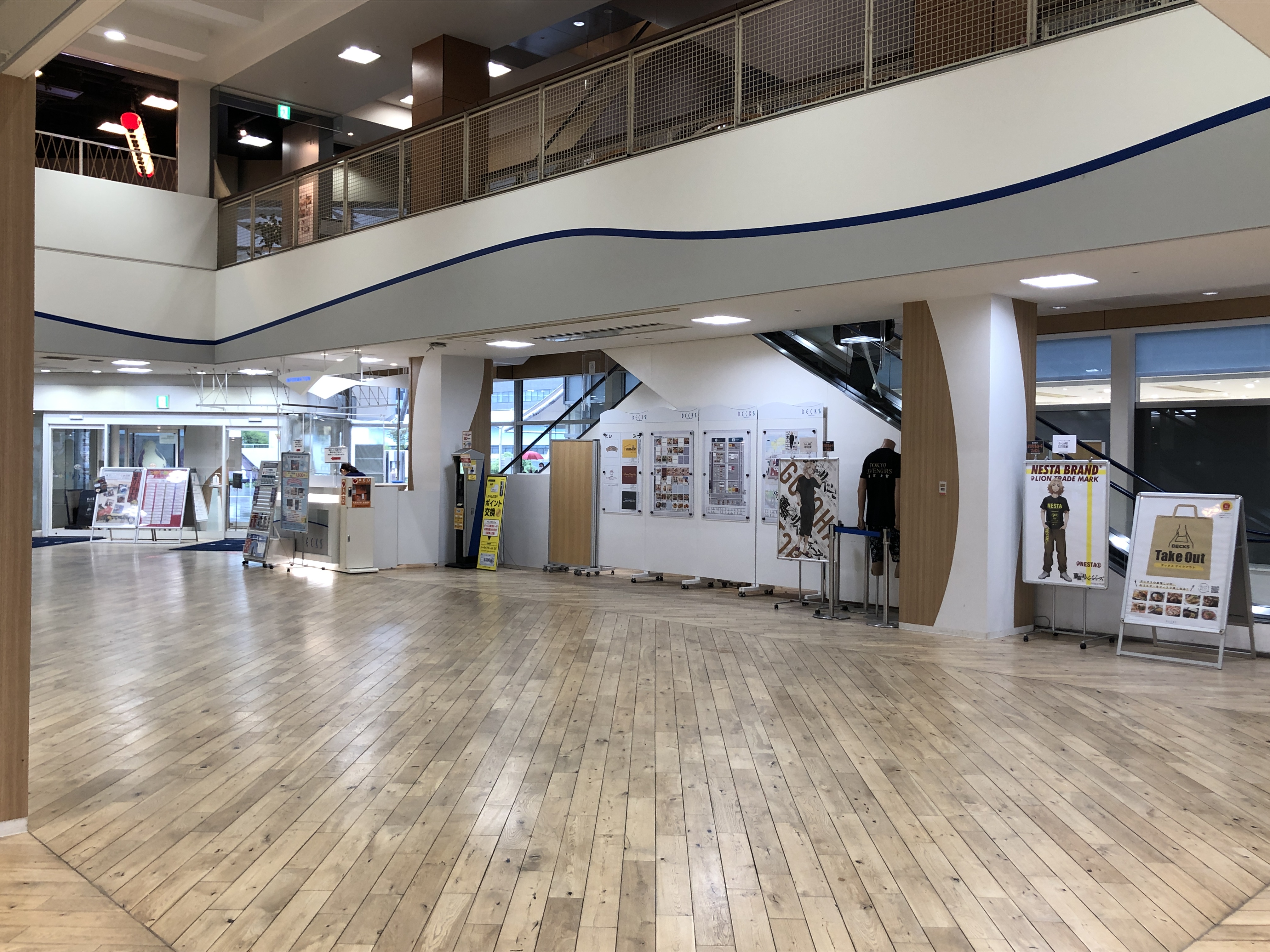 【デックス東京ビーチ】「デックス広場」大規模なプロモーションやパフォーマンスイベントに適した、施設内エントランスに位置するメインホール