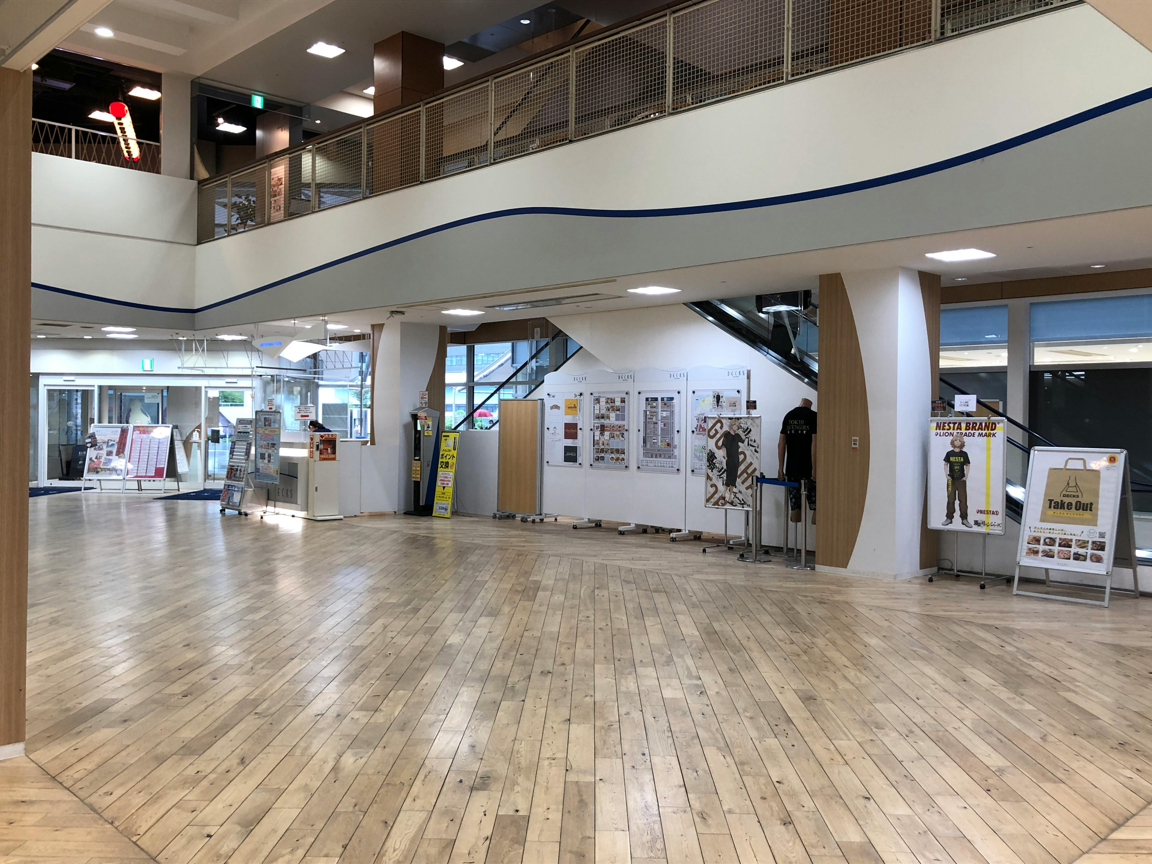 【デックス東京ビーチ】「デックス広場」大規模なプロモーションやパフォーマンスイベントに適した、施設内エントランスに位置するメインホールの画像