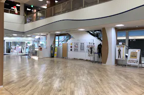 【デックス東京ビーチ】「デックス広場」大規模なプロモーションやパフォーマンスイベントに適した、施設内エントランスに位置するメインホール