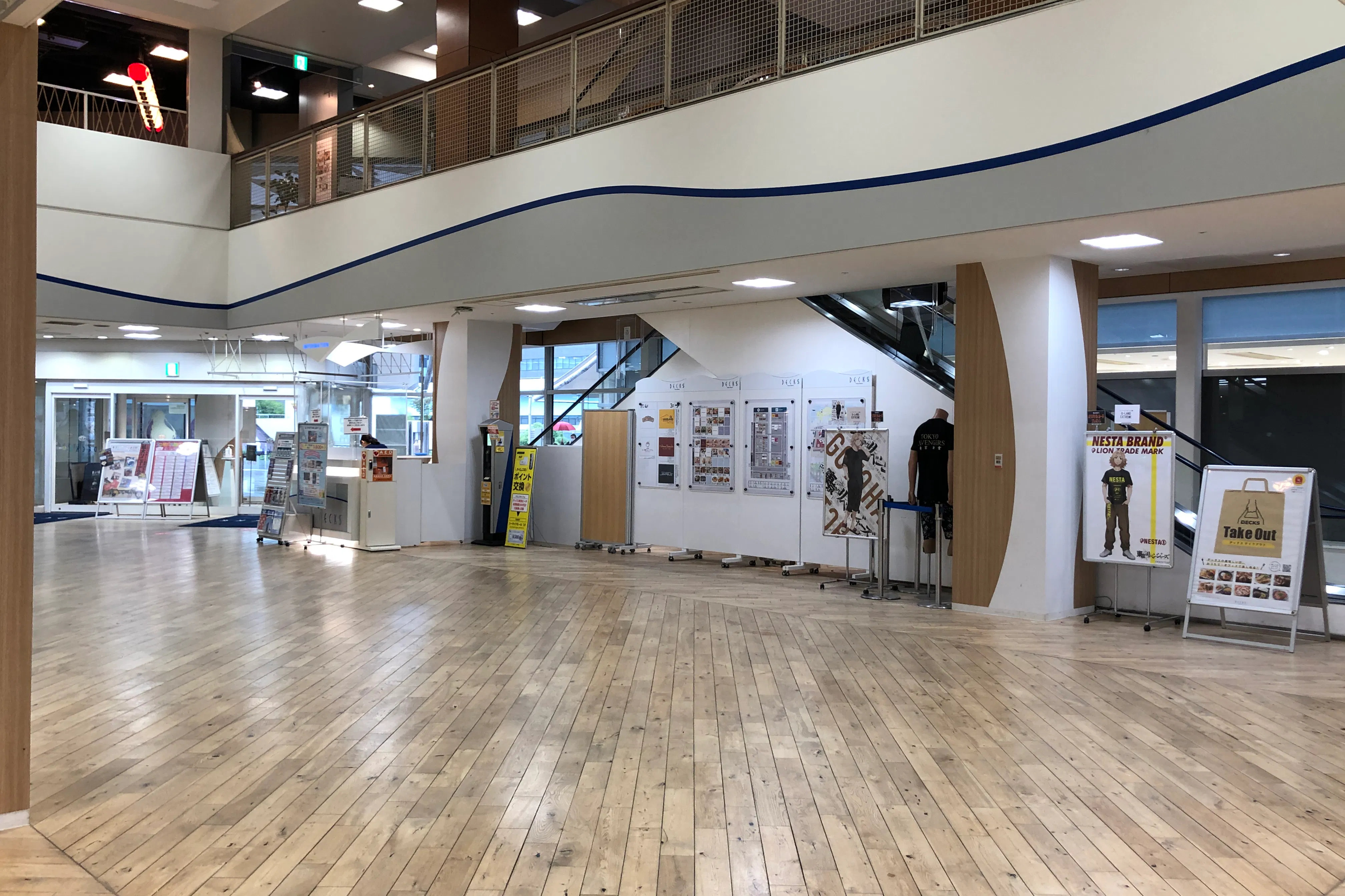 【デックス東京ビーチ】「デックス広場」大規模なプロモーションやパフォーマンスイベントに適した、施設内エントランスに位置するメインホール