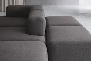 【祐天寺駅5分/1F】アパレル展示会に最適な明るいトーンのスムースモルタルの床と淡いグレーの壁のモダンな中に温かみのある撮影スタジオ