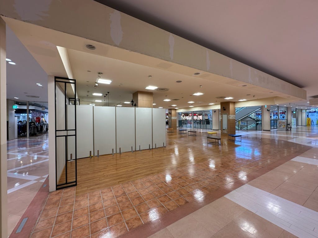 【サプラスクエア サプラ】食物販や販促プロモーションに最適!人通りが多い2階エスカレーター近くの催事スペース