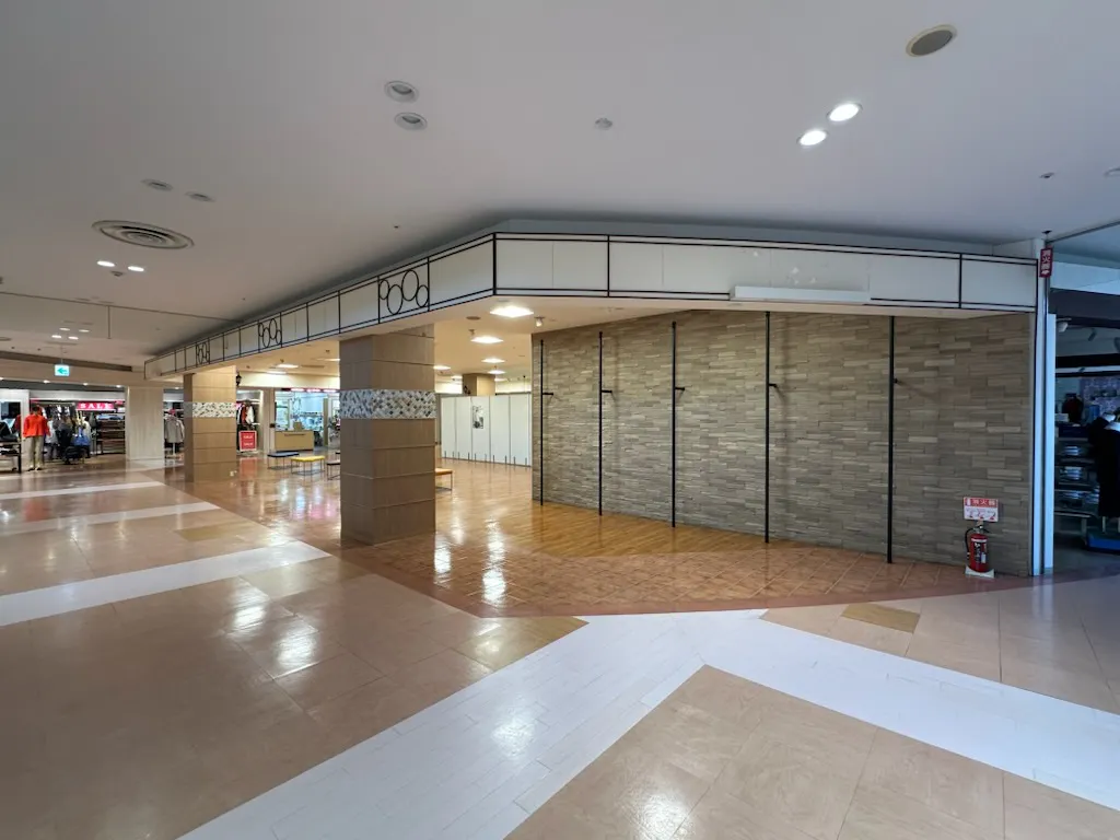 【サプラスクエア サプラ】食物販や販促プロモーションに最適！人通りが多い2階エスカレーター近くの催事スペース