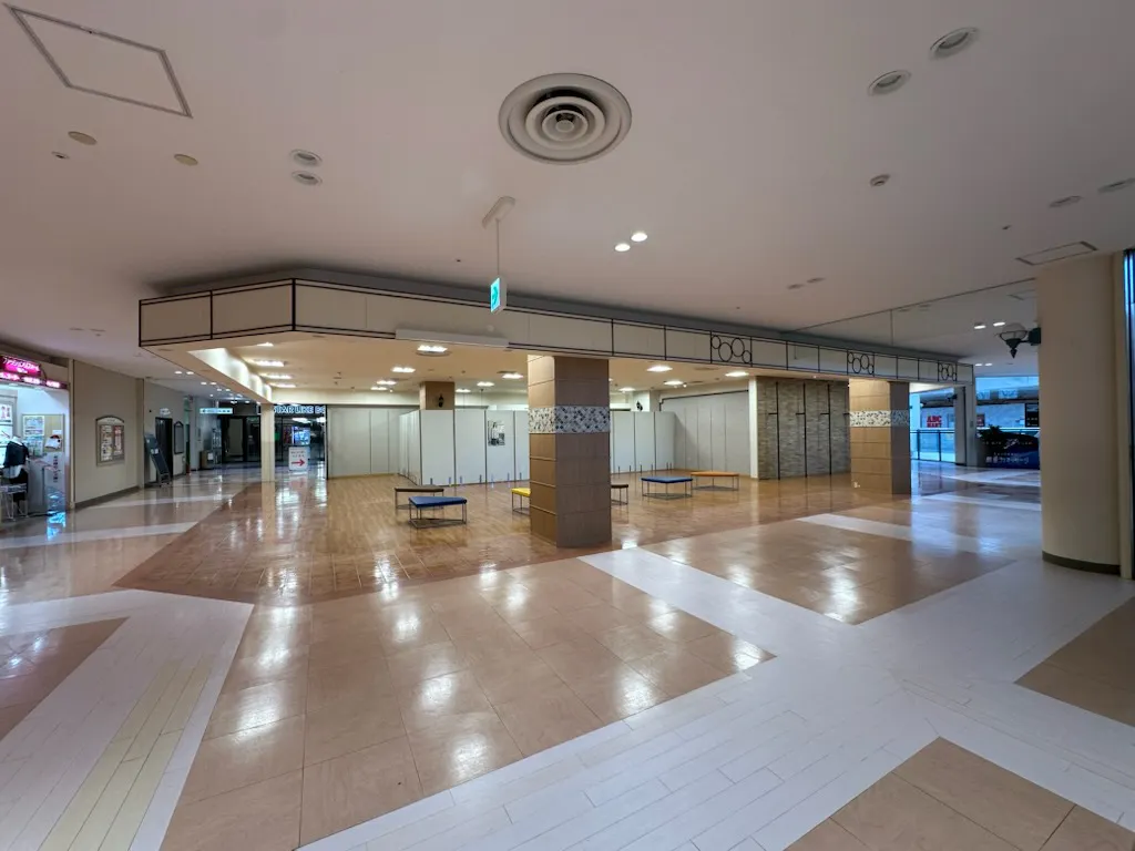 【サプラスクエア サプラ】食物販や販促プロモーションに最適！人通りが多い2階エスカレーター近くの催事スペース