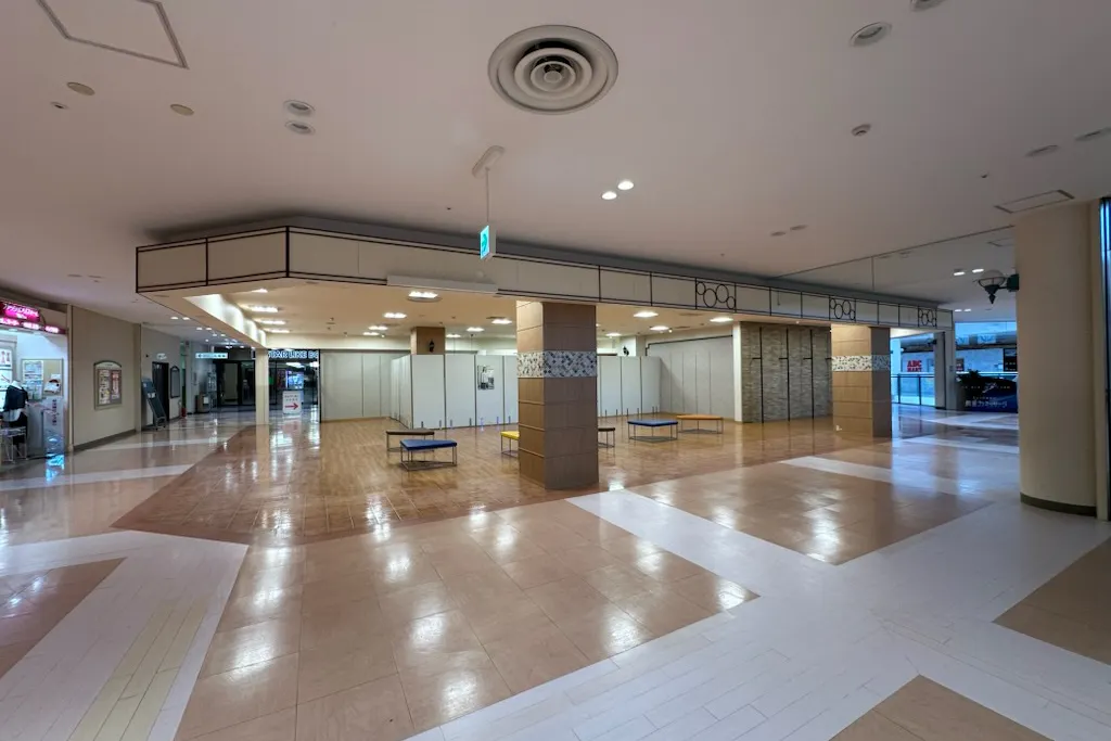 【サプラスクエア サプラ】食物販や販促プロモーションに最適!人通りが多い2階エスカレーター近くの催事スペース