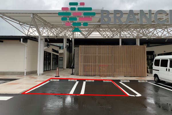 【BRANCH 福岡下原】プロモーションや物販用途での利用が可能な商業施設のイベント広場裏の駐車場スペース