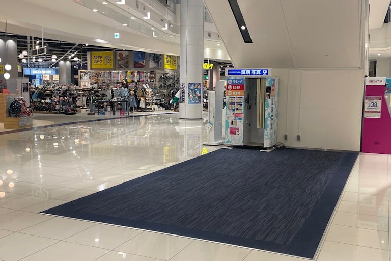 ハーバーサイドエスカレーター下