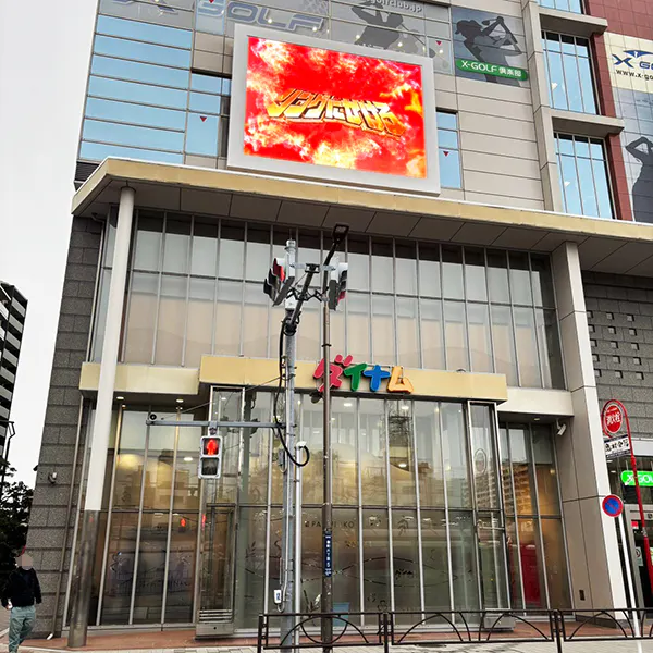 【ダイナム金町南口店】キッチンカーに最適なアミューズメント施設の店舗正面風除室前イベントスペース