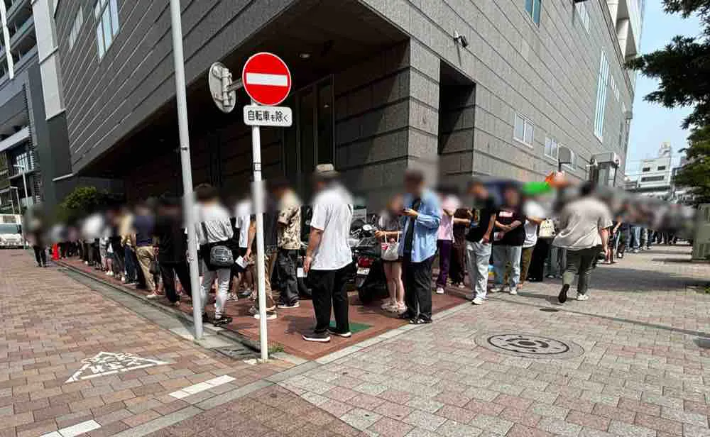 【ダイナム金町南口店】キッチンカーに最適なアミューズメント施設の店舗正面風除室前イベントスペースの画像