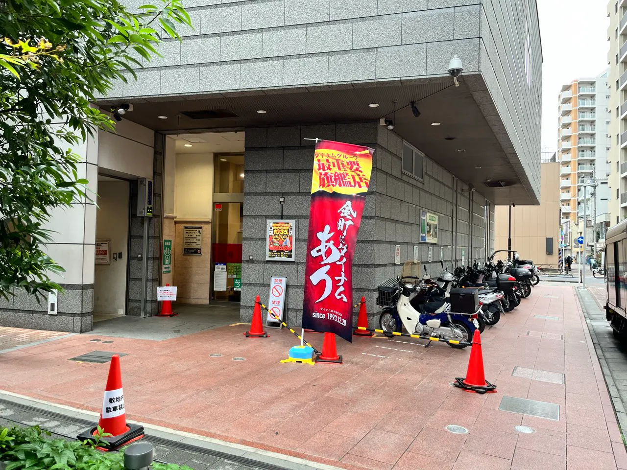 【ダイナム金町南口店】キッチンカーに最適なアミューズメント施設の店舗正面風除室前イベントスペース