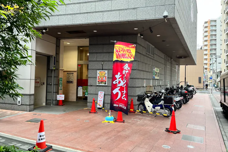 【ダイナム金町南口店】キッチンカーに最適なアミューズメント施設の店舗正面風除室前イベントスペースの画像2