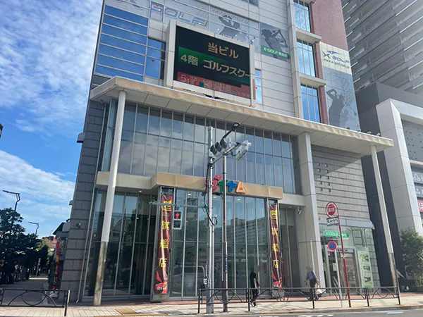 【ダイナム金町南口店】キッチンカーに最適なアミューズメント施設の店舗正面風除室前イベントスペース