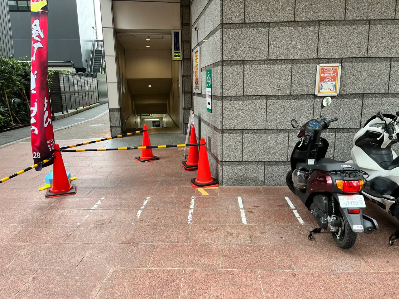 【ダイナム金町南口店】キッチンカーに最適なアミューズメント施設の店舗正面風除室前イベントスペース