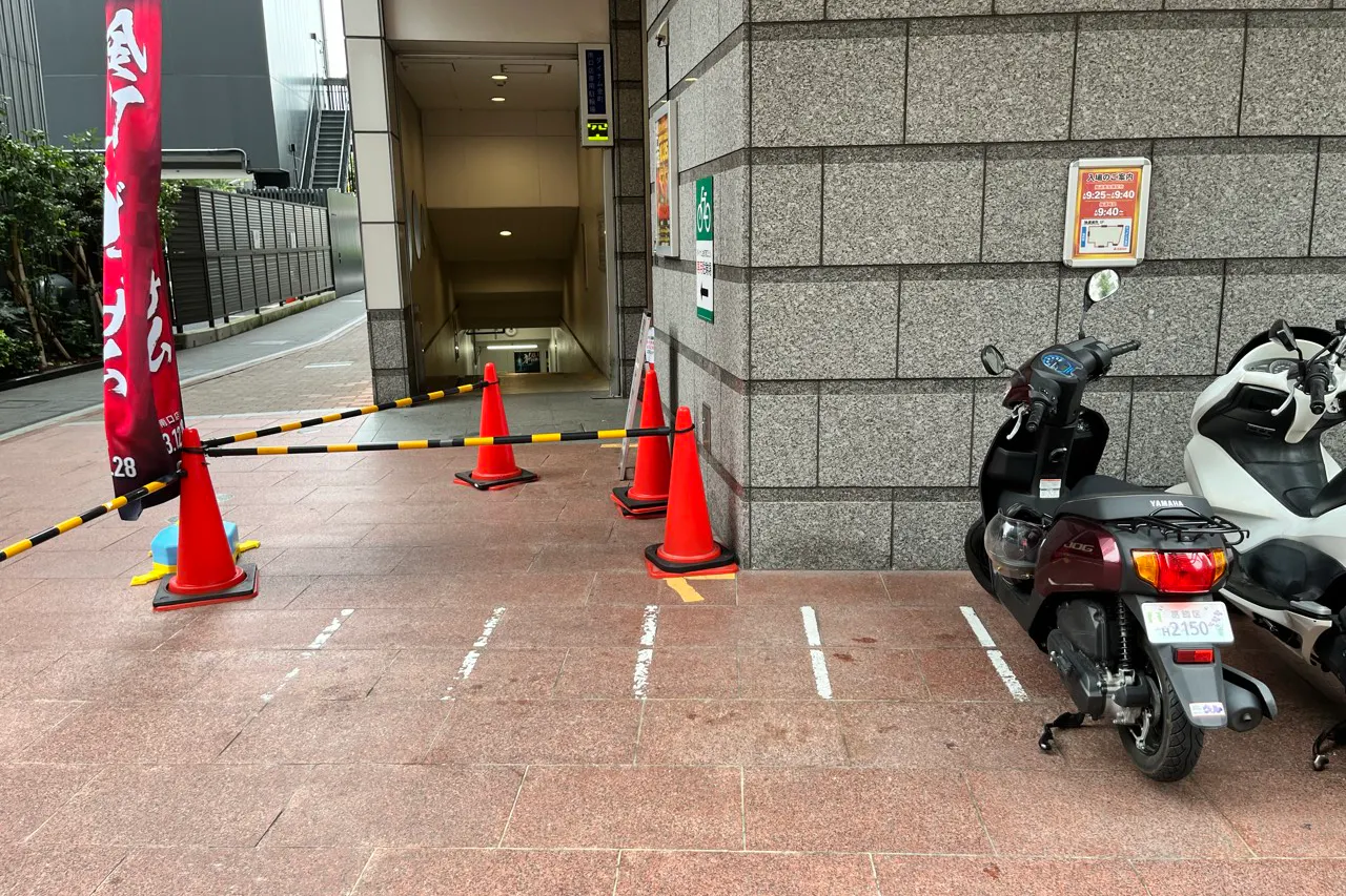 【ダイナム金町南口店】キッチンカーに最適なアミューズメント施設の店舗正面風除室前イベントスペース