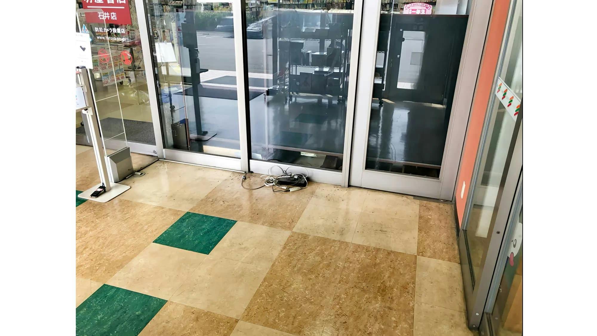 【明屋書店石井店】松山IC近くの好立地！販売イベントやプロモーションに最適なコンビニ複合書店の風除室スペース