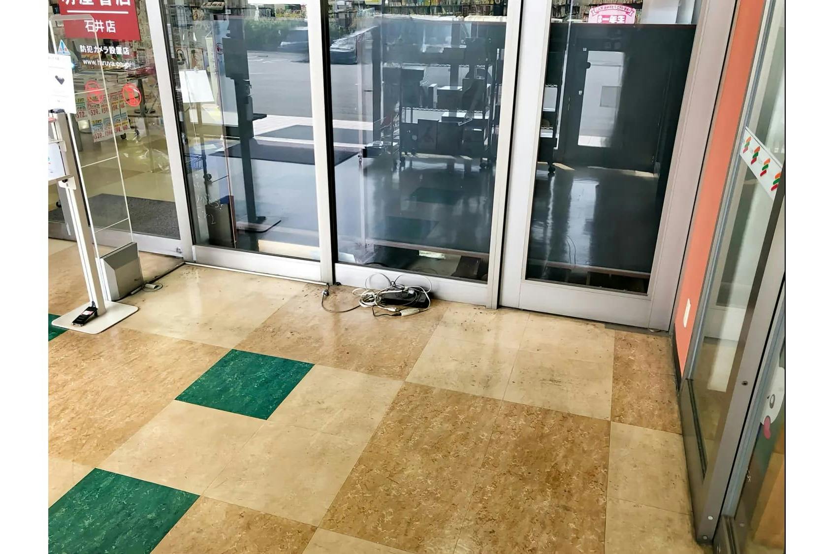 【明屋書店石井店】松山IC近くの好立地!販売イベントやプロモーションに最適なコンビニ複合書店の風除室スペース