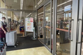 【オークワ奈良古市】プロモーションに最適な北側風除室スペース