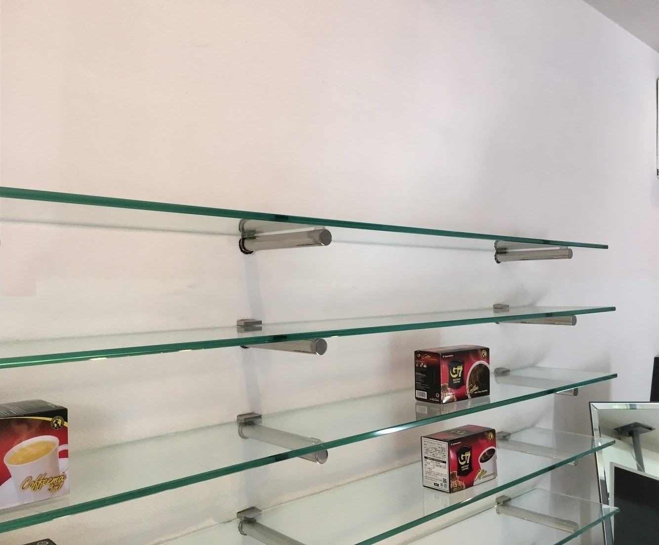 展示棚は、サングラスやアクセサリーの展示に適しています。