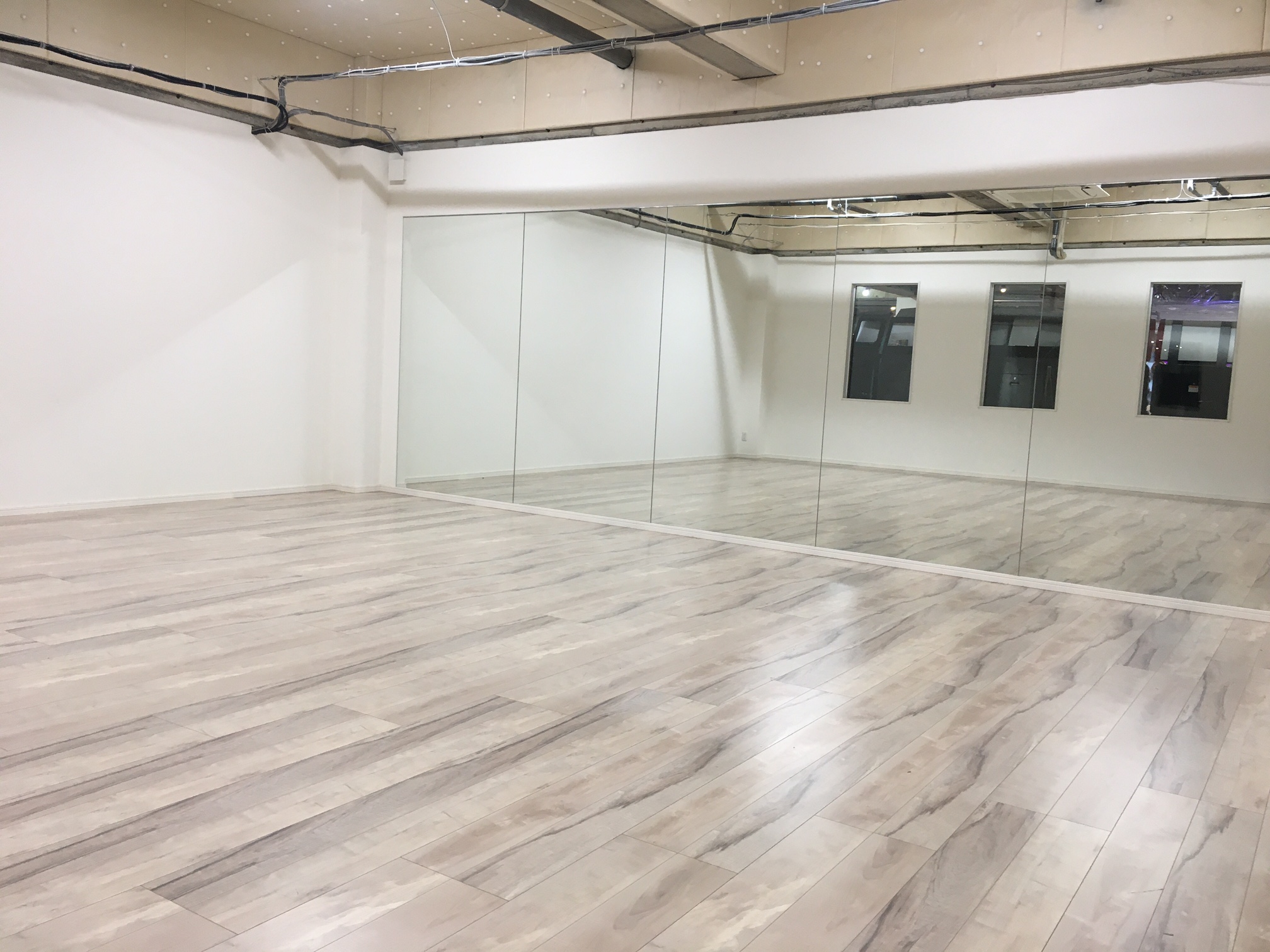 【沼津ラクーン】沼津駅から2分！ワークショップや撮影会におすすめ！白壁で清潔感あるダンスホールのイベントスペース