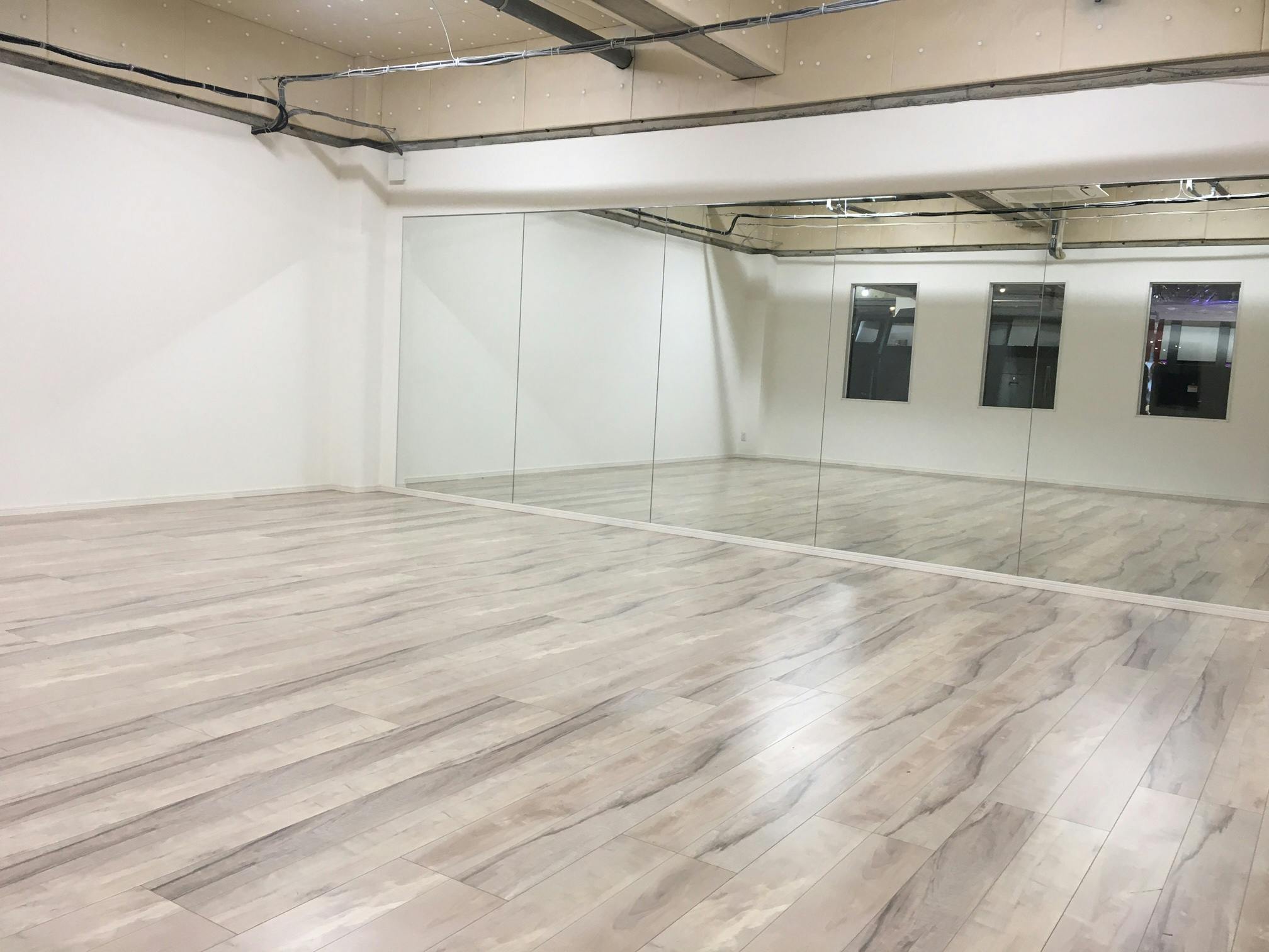 【沼津ラクーン】沼津駅から2分！ワークショップや撮影会におすすめ！白壁で清潔感あるダンスホールのイベントスペースの画像