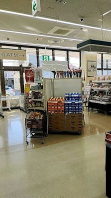 【いなげや川越新河岸店】各種プロモーションイベントに最適なスーパーマーケットの店内サービスカウンター横スペース