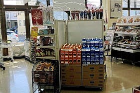 【いなげや川越新河岸店】各種プロモーションイベントに最適なスーパーマーケットの店内サービスカウンター横スペース