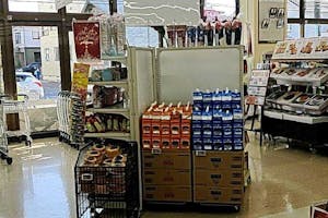 【いなげや川越新河岸店】各種プロモーションイベントに最適なスーパーマーケットの店内サービスカウンター横スペース