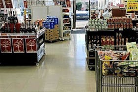 【いなげや川越新河岸店】各種プロモーションイベントに最適なスーパーマーケットの店内サービスカウンター横スペース