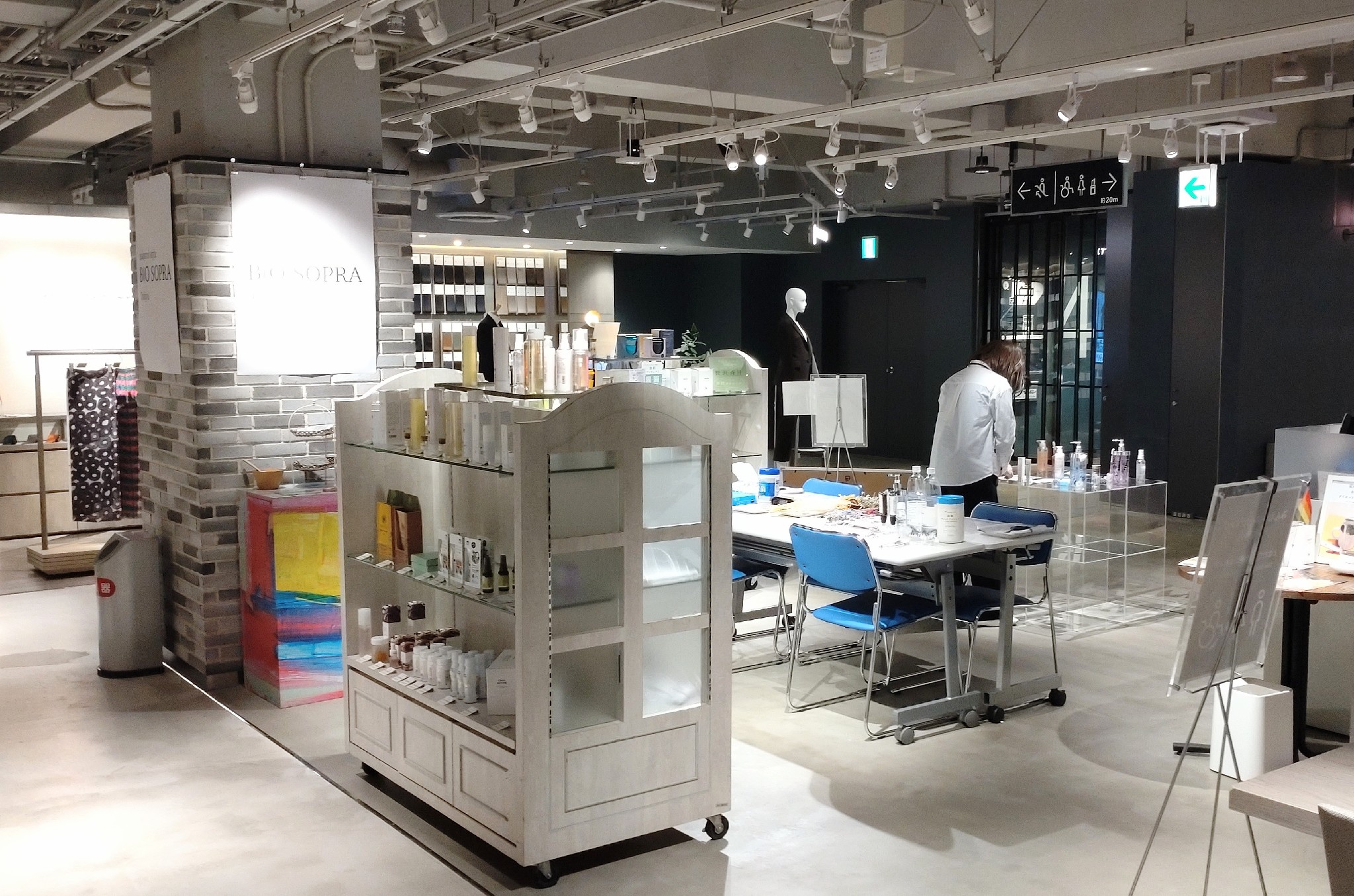 【渋谷モディ】4階カレンダリウムD02【物販】上りエスカレーターすぐ、什器や専用モニター完備の画像7