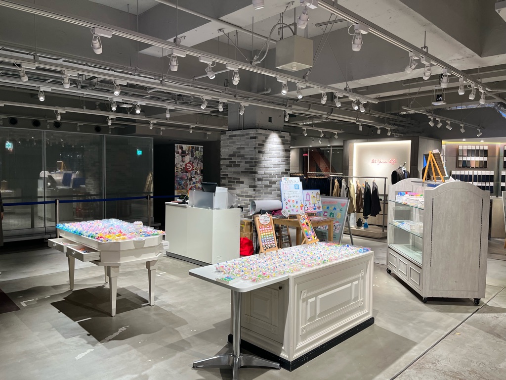 【渋谷モディ】4階カレンダリウムD02【物販】上りエスカレーターすぐ、什器や専用モニター完備