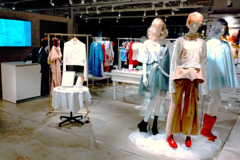 【渋谷モディ】4階カレンダリウムD02【物販】上りエスカレーターすぐ、什器や専用モニター完備の画像1