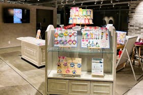 【渋谷モディ】4階カレンダリウムD02【物販】上りエスカレーターすぐ、什器や専用モニター完備