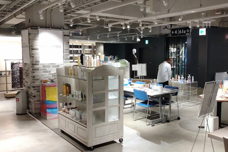 【渋谷モディ】4階カレンダリウムD02【物販】上りエスカレーターすぐ、什器や専用モニター完備の画像7