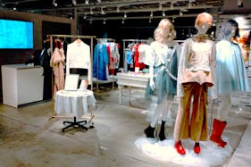 【渋谷モディ】4階カレンダリウムD02【物販】上りエスカレーターすぐ、什器や専用モニター完備