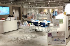 【渋谷モディ】4階カレンダリウムD02【物販】上りエスカレーターすぐ、什器や専用モニター完備