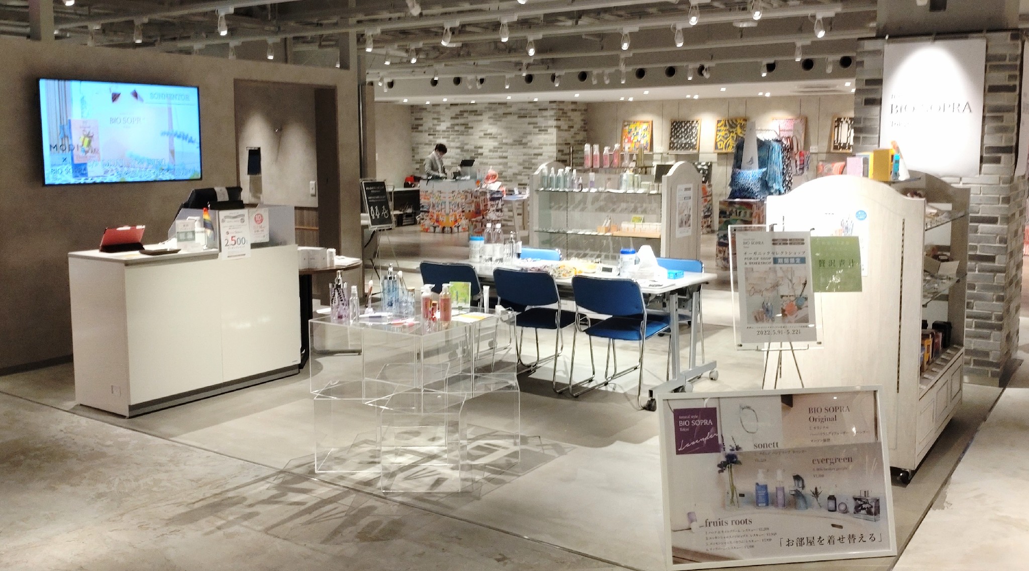 【渋谷モディ】4階カレンダリウムD02【物販】上りエスカレーターすぐ、什器や専用モニター完備