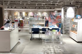 【渋谷モディ】4階カレンダリウムD02【物販】上りエスカレーターすぐ、什器や専用モニター完備