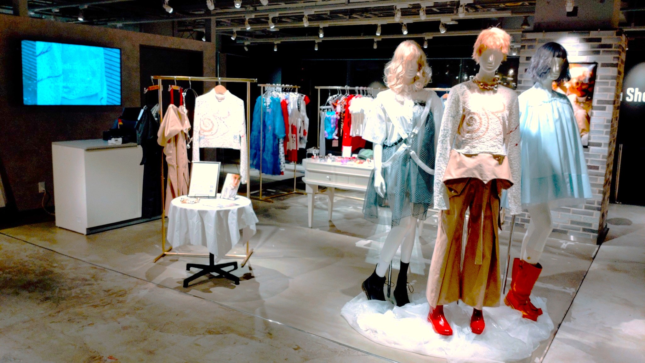 【渋谷モディ】4階カレンダリウムD02【物販】上りエスカレーターすぐ、什器や専用モニター完備